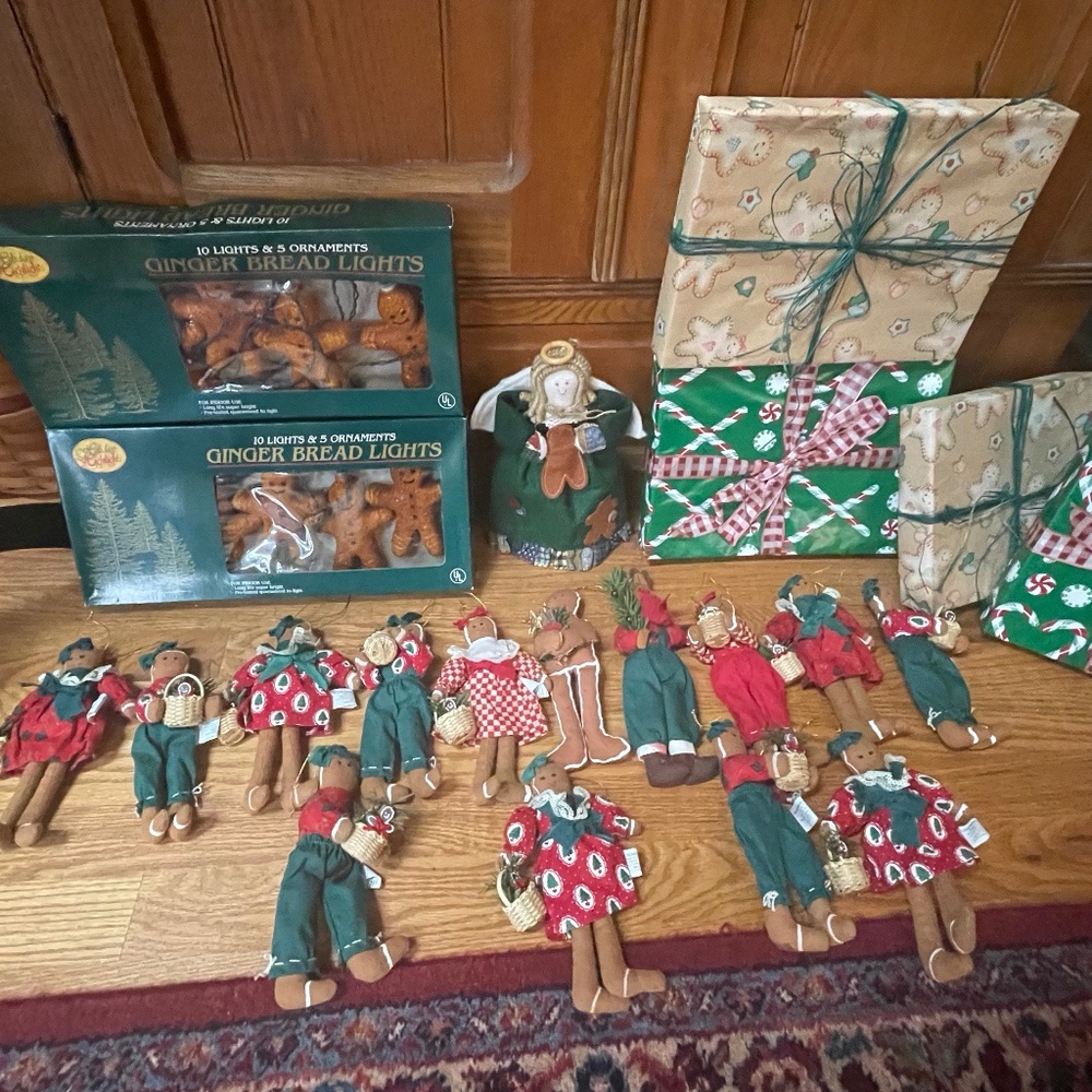 Gingerbread theme complete tree decor including tree skirt 🎄